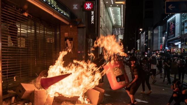시위대는 거리를 돌아다니며 중국공상은행, 샤오미와 같은 중국 기업 점포를 부수고 불을 질렀다