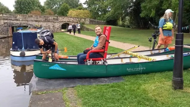 Matt en una canoa.