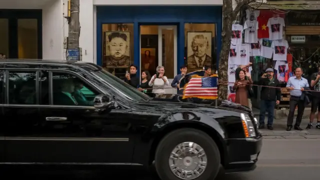 이동 중인 두 정상 구경하는 하노이 시민들