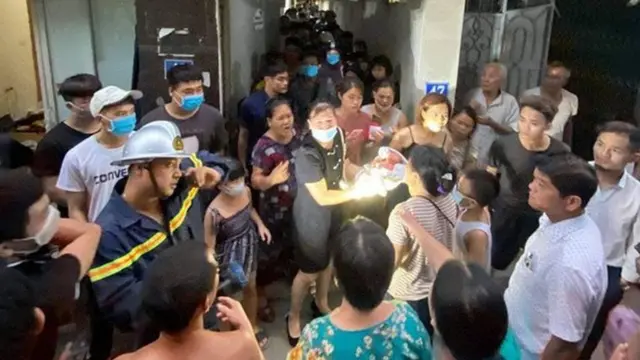 Khoảng hơn 18 giờ, em bé được đưa ra khỏi khe tường thành công và được đưa tới trạm y tế thị trấn.