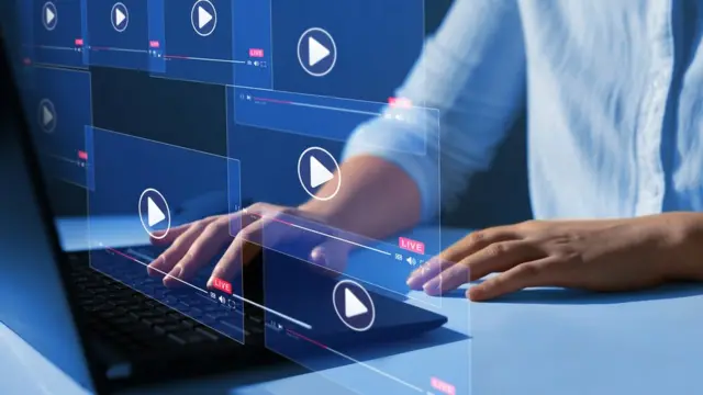 Un hombre tratando de ver un video en su computador.