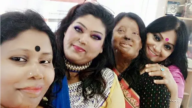 এসিড হামলার শিকার অন্য নারীদের সঙ্গে অর্নিকা মাহরীন