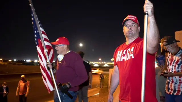 بعض أنصار ترامب يتظاهرون.