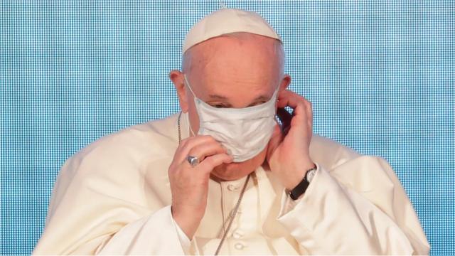Papa Francisco coloca sua máscara