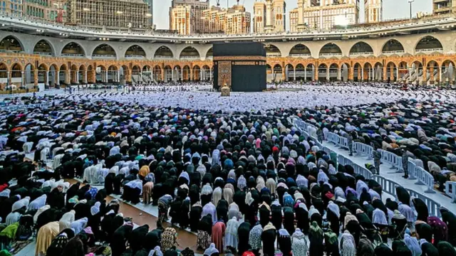 نماز عید در مقابل کعبه در مسجدالحرام