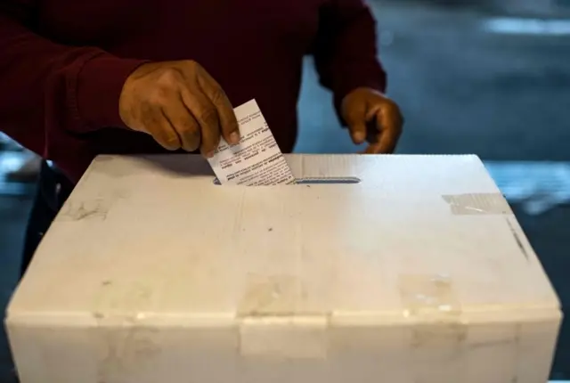 Un votante deja su sufragio