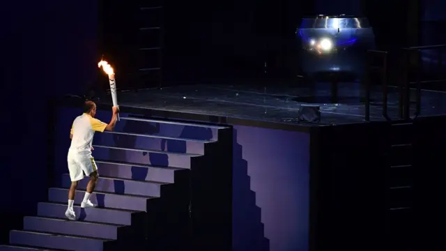 Vanderlei Cordero fue el encargado de encender el pebetero