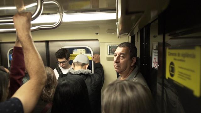 Porteiro Ludovico em metrô no caminho para o trabalho