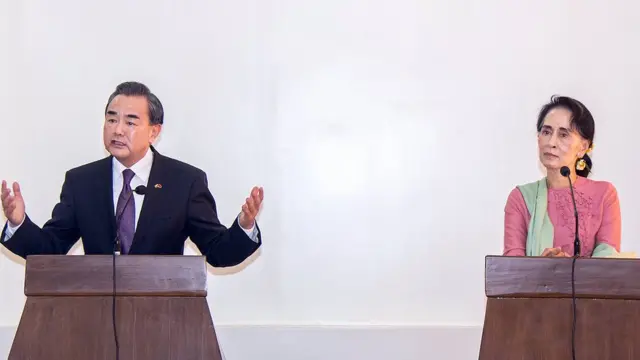 ၂၀၁၇ ခုနှစ် မြန်မာခရီးစဉ်တုန်းက ဒေါ်အောင်ဆန်းစုကြည်နဲ့ မစ္စတာဝမ်ယီတို့ နေပြည်တော်မှာ ပူးတွဲသတင်းစာရှင်းလင်းခဲ့ကြ