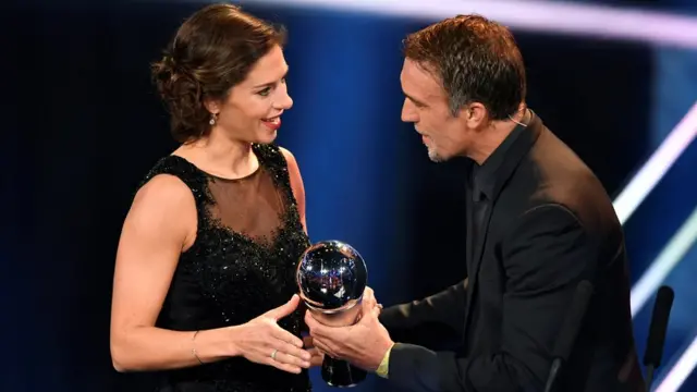 巴蒂斯图塔（右）为劳埃德颁奖