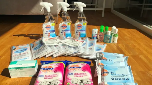 杨丽一家提前准备的防疫物资。