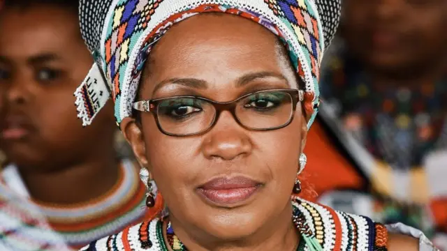 La reine zouloue Mantfombi Dlamini Zulu assiste au festival de ' Zulu 200' célébrant l'existence de la nation zouloue à l'aéroport international King Shaka à Durban le 22 septembre 2013.