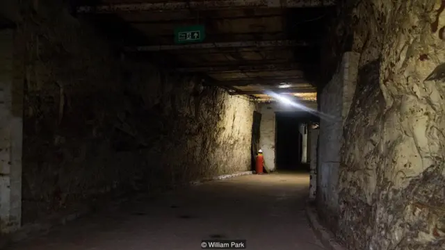 工厂的主入口是弯曲的，所以如果一个炸弹落到外面，爆炸将反弹到角落周围，爆炸的能量将消散（图片来源： William Park）