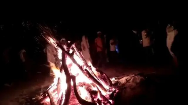 रात में हुआ शव का अंतिम संस्कार