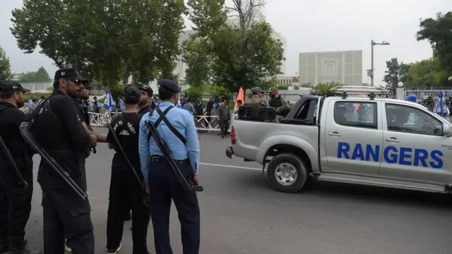 Lực lượng bán vũ trang Pakistani và cảnh sát chặn cổng chính dẫn vào Tòa án Tối cao hôm 28/7/2017
