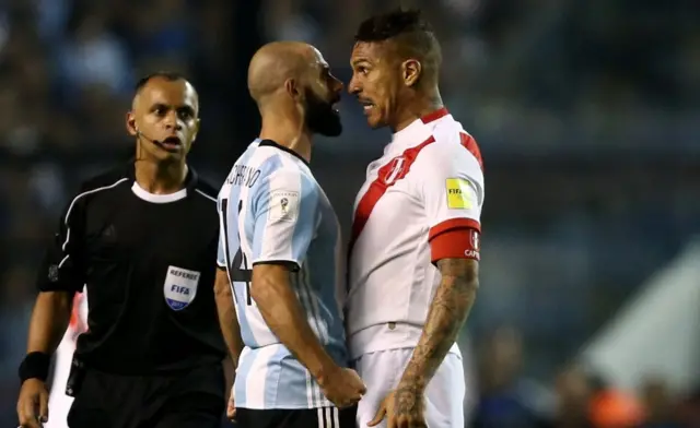 Guerrero frente a Mascherano