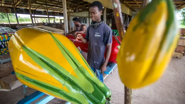 Cercueil en forme de Cacao, l'une des production nationale.