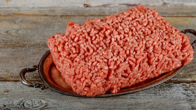 свининой фарш на блюде