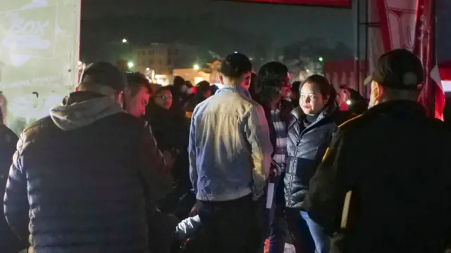 Los familiares de las personas afectadas durante una estampida en Guatemala.
