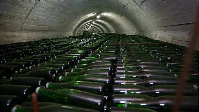 Пляшки з шампанським у підвалі