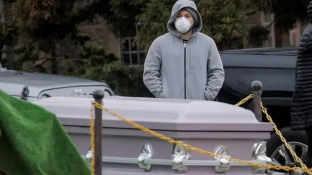 न्यूयार्क में लाशों की सामूहिक अंत्येष्टि