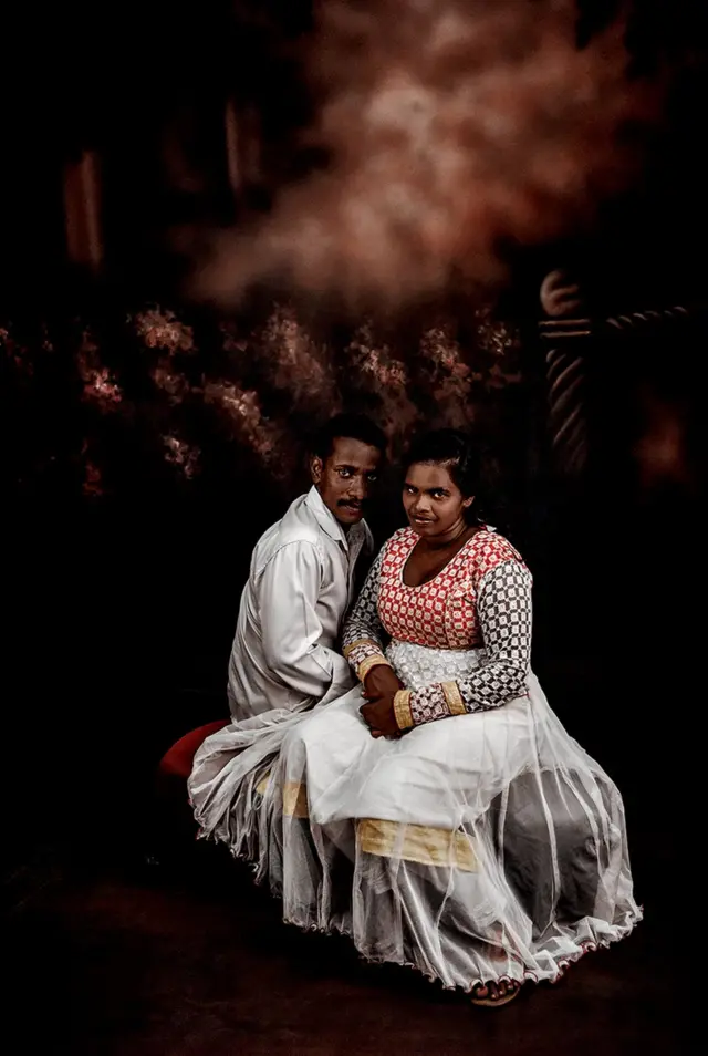 안락의자에 앉아 포즈를 취한 남녀