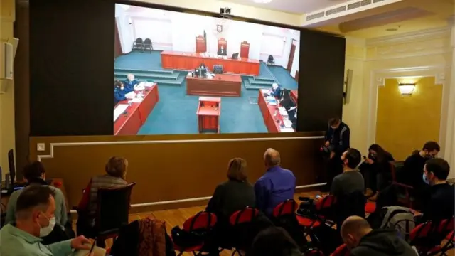 Personas escuchan el fallo de la corte