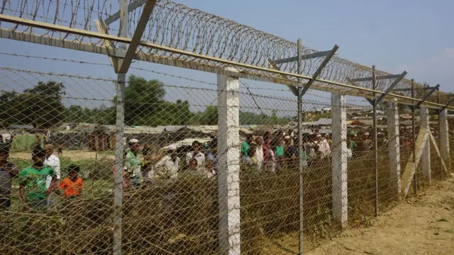 সীমান্তের নো-ম্যান্স ল্যান্ডে শরণার্থীরা।