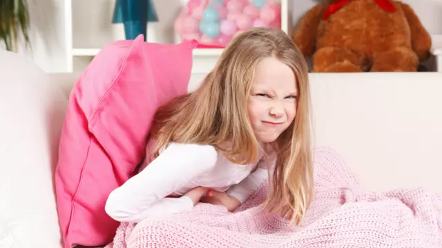 Niña con dolor de barriga