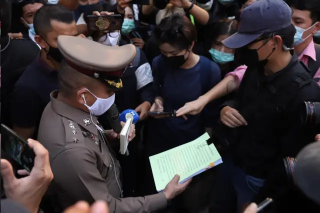 ต่อมา พ.ต.อ. จักรกริศน์ โฉสูงเนิน ผู้กำกับสถานีตำรวจลุมพินี มาอ่านประกาศ พ.ร.ก. สถานการณ์ฉุกเฉิน และข้อห้ามรวมกลุ่มลักษณะมั่วสุม อันจะก่อให้เกิดการแพร่ระบาดของเชื้อโรค ตามพ.ร.บ. ควบคุมโรคติดต่อ ต่อกลุ่มผู้ชุมนุม