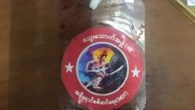 သေဆုံးသူတွေရဲ့လည်ပင်းမှာတွေ့ရတဲ့ သွေးသောက်အဖွဲ့တံဆိပ်ပါလည်ဆွဲ။