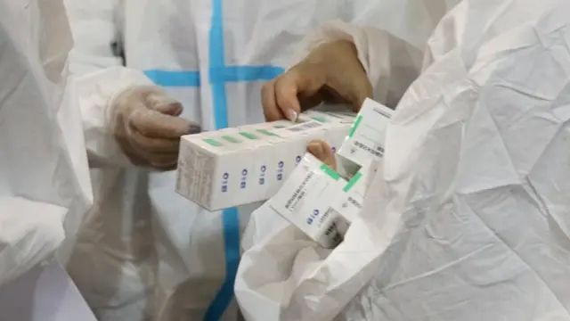 Pošto iskažete interesovanje - pošaljete zahtev, dobićete imejl ili SMS poruku o terminu i mestu imunizacije u zavisnosti od prioriteta imunizacije koji definiše Institut za javno zdravlje „Dr Milan Jovanović Batut".