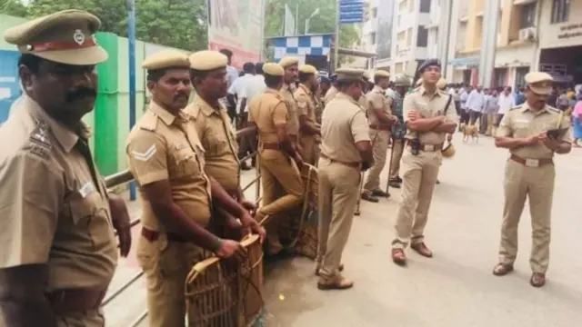 போலீசுக்கு அதிகாரம் அளித்தது யார்?