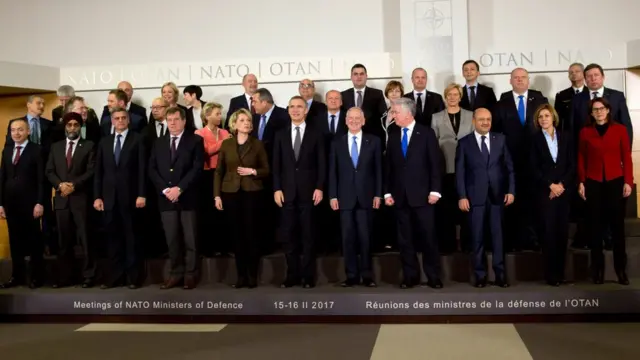 صورة جماعية لوزراء دفاع دول حلف شمال الأطلسي في بروكسل يوم 15 فبراير 2017