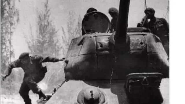 காஸ்ட்ரோவின் ஆட்சியை கவிழ்க்க முயன்றவர்களை எதிர்த்து பே ஆஃப் பிக்ஸில் நடத்திய போர்.