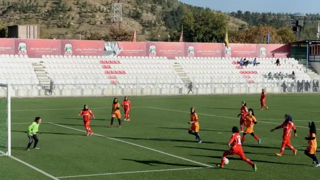 تیم ملی فوتبال زنان افغانستان برای شرکت در بازیهای جنوب آسیا عازم هند شد