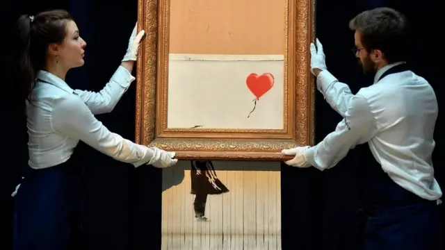Banksy mengatur penghancur kertas untuk menghancurkan Girl with Balloon setelah dijual di rumah lelang Sotheby di London, menciptakan karya seni baru Love in the Bin