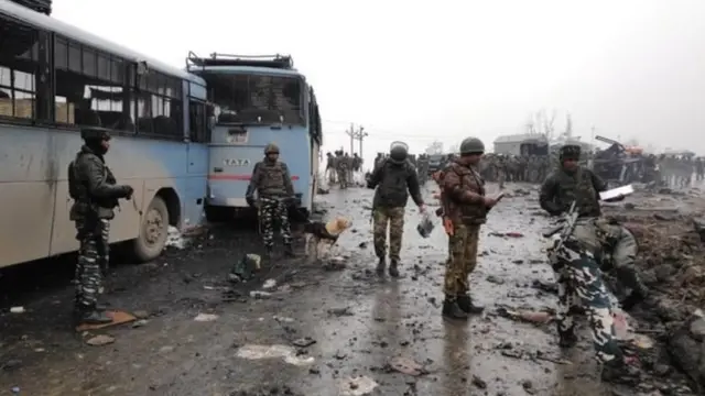 हमले का शिकार सीआरपीएफ की गाड़ी