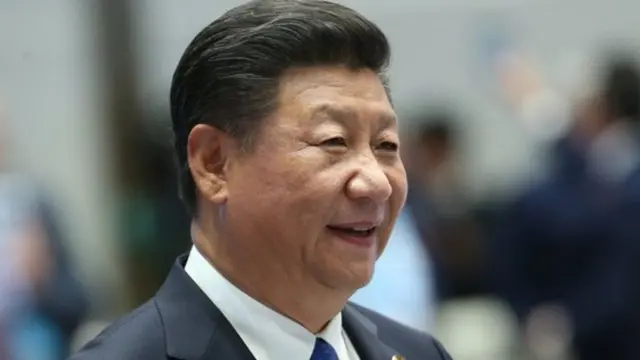 Си Цзиньпин олтурат. Ал өз ордунда эле кайра калышы мүмкүн.