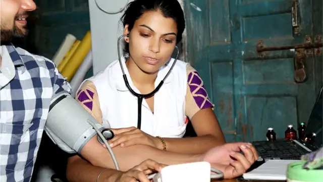 వైద్యం చేస్తున్న యువతి