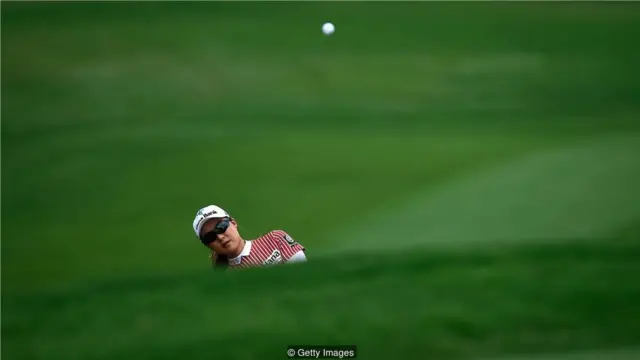 图为2018年本田LPGA高尔夫锦标赛最后一轮中，韩裔澳大利亚名将李旻智（Minjee Lee）挥杆击球瞬间。（Credit: Getty Images）