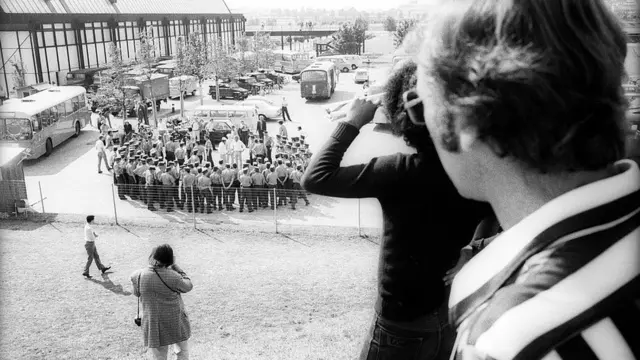 इसराइल की ओलंपिक टीम के क्वॉर्टर्स के पास जमा पुलिसकर्मी