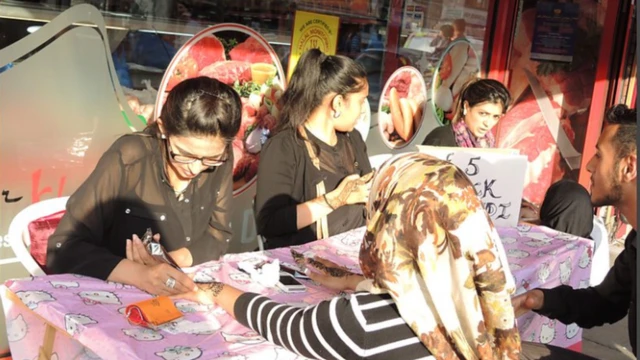 মেহেদীর রঙে হাত রাঙাতে অনেকেই যান বিউটি পার্লারে।