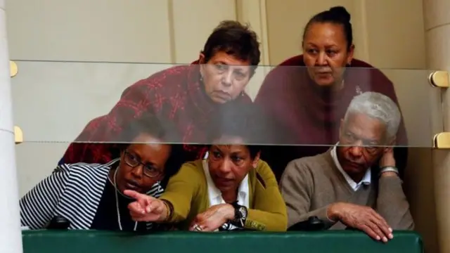 De nombreuses personnes métisses étaient au Parlement pour voir M. Michel s'excuser.
