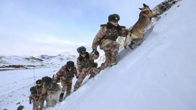 మంచు కొండల్లో సైన్యం