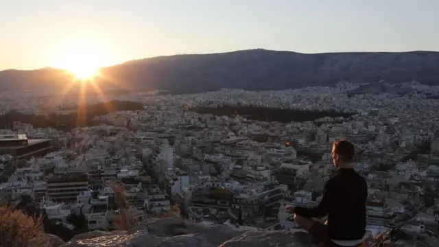 شخص يجلس منفردا للتأمل