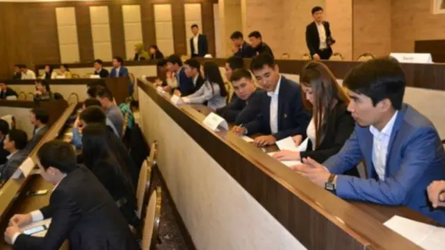 мектеп бүтүрүүчүлөрү