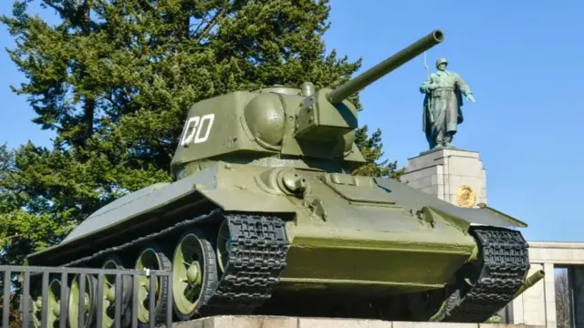 Tượng đài bên Tây Berlin: Hai bên tượng đài người ta đặt hai chiếc xe tăng T34