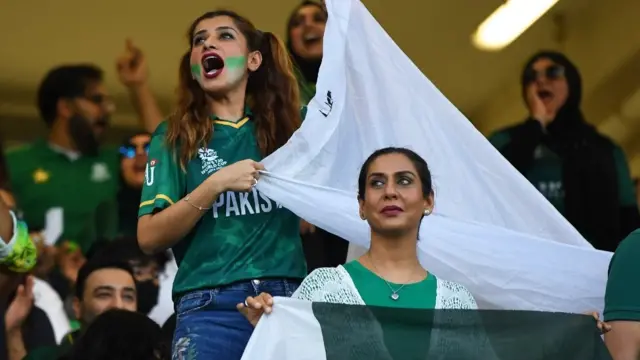 দুবাই স্পোর্টস সিটিতে পাকিস্তানের সমর্থকরা সংখ্যাগরিষ্ট ছিলেন গতরাতে