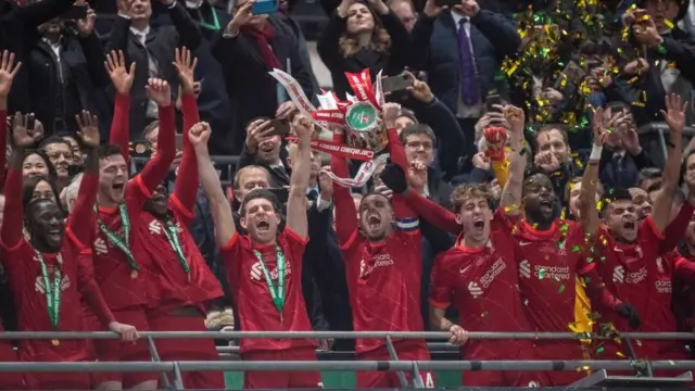 ليفربول يحتفل بفوزه بكأس كاراباو